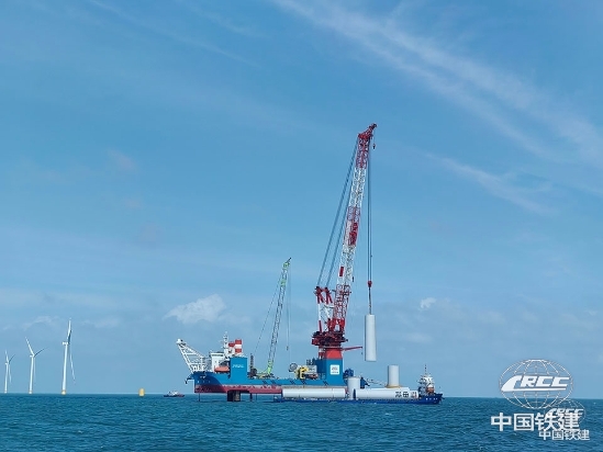 “鐵建風電01”風機塔筒吊裝施工(吳世蒙 攝).jpg