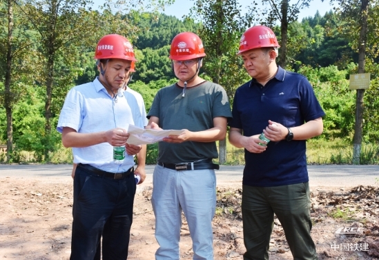 2.馮再軍(中)在現場辦公(柏中瑜 供圖).jpg