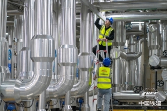 項目人員在檢查制冷機房設備運行狀態(中鐵建設機電公司 供圖).jpg