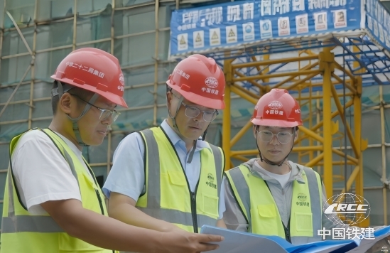 蔡汶翰(左2)與技術(shù)團(tuán)隊(duì)現(xiàn)場(chǎng)核圖攻堅(jiān)(龔雪萍 供圖).jpg